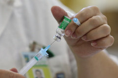 Mais de 18,6 mil vacinas contra a Covid-19 foram aplicadas neste final de semana no Paraná. Foto: Geraldo Bubniak/AEN