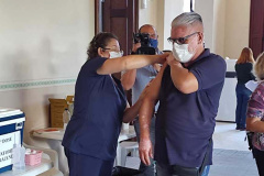 Professores de Paranaguá recebem a primeira dose da vacina contra a Covid-19.Foto:SEED