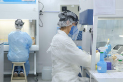 A Universidade Estadual de Ponta Grossa (UEPG), por meio do Laboratório Universitário de Análises Clínicas (Luac), iniciou na manhã desta quarta-feira (12) as testagens da Covid-19 com o método RT-PCR. O início dos testes acontece após a autorização da Vigilância Sanitária e do Laboratório Central do Estado do Paraná (Lacen). Ponta Grossa, 12/05/2021  -  Foto: Jéssica Natal/UEPG