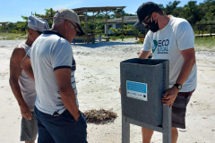 Em ações ambientais promovidas pelo Instituto Água e Terra (IAT) e a ONG Eco Local Brasil, resíduos sólidos retirados de áreas pouco habitadas na Ilha do Mel, no Litoral do Estado, foram transformados em lixeiras, evitando o descarte de materiais que iriam para aterros sanitários. Duas lixeiras foram instaladas nas bases do IAT e outras cinco na comunidade da Ponta Oeste. - Foto: Sedest/IAT