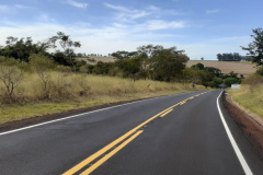 O Departamento de Estradas de Rodagem do Paraná (DER/PR) está concluindo as melhorias na PR-461 e na PR-458, região Noroeste do estado, entre os municípios de Ângulo, Flórida e Lobato. - Foto: DER