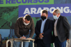 O governador Carlos Massa Ratinho Junior anuncia nesta quinta-feira (13) novos recursos para Arapongas, no Norte do Paraná. São investimentos para a Santa Casa, estradas rurais, pavimentação de ruas e avenidas, um parque urbano e moradias populares. 13/05/2021 - Foto: Geraldo Bubniak/AEN