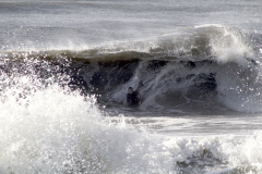 As mudanças propostas pelo Governo do Estado no projeto de recuperação a Orla de Matinhos vão ter interferência na prática do surf. Entre as intervenções, estão previstas estruturas de contenção para conter as cheias provocadas pela maré alta. -  Foto: Surfista local