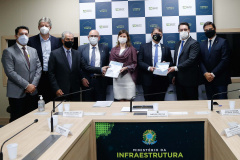 O governador Carlos Massa Ratinho Junior e uma equipe do Grupo de Trabalho do Plano Estadual Ferroviário apresentaram nesta terça-feira (18) ao ministro da Infraestrutura, Tarcísio Gomes de Freitas, os estudos preliminares da Nova Ferroeste. Foto: Jonathan Campos/AEN