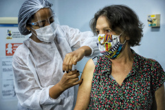 Estudo da Saúde aponta queda de óbitos entre idosos e de surtos em ILPIs como resultado da vacinação  -  Foto: José Fernando Ogura/AEN