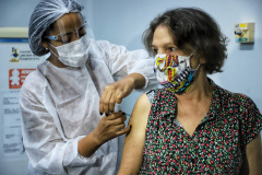 Estudo da Saúde aponta queda de óbitos entre idosos e de surtos em ILPIs como resultado da vacinação  -  Foto: José Fernando Ogura/AEN