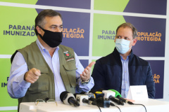 O secretário de Estado da Saúde, Beto Preto, atende a imprensa nesta terça-feira (18) no Centro de Medicamentos do Paraná (Cemepar) para falar sobre a vacinação contra a Covid-19.  Foto: Geraldo Bubniak/AEN