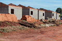 Técnicos da Cohapar estiveram em Guaíra nesta quarta-feira (19) para vistoriar a obra de execução de 21 casas populares na cidade, na região Oeste do estado. As moradias são subsidiadas integralmente pelo Governo do Estado, com um investimento de R$ 1,7 milhão obtido via financiamento junto ao Banco Interamericano de Desenvolvimento. (Foto: Alessandro Vieira / AEN)