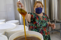 As exportações de mel, pelo Porto de Paranaguá, cresceram 31,65% neste primeiro quadrimestre, comparado com o período em 2020. O produto natural que deixou o país pelo terminal paranaense movimentou, de janeiro a abril, US$ 12,48 milhões. Quase toda carga exportada é produzida no próprio Estado, que está entre os três principais produtores do país. - Produção de mel
Ortigueira - Pr
Gilson Abreu/AEN