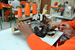 Presos de seis penitenciárias concluem curso de costura industrial  -  Foto: Depen/PR