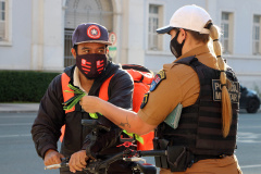 Ciclistas são orientados sobre medidas de segurança durante blitz da campanha Maio Amarelo em Curitiba - Curitiba, 20 de maio de 2021. Foto: Soldado Amanda Morais