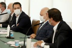 A nova concessão das rodovias que cortam o Paraná será baseada em torno da menor tarifa oferecida ao usuário, sem limite de desconto na disputa na Bolsa de Valores, arrumando a modelagem de acordo com o anseio da população. A alteração na proposta original foi anunciada pelo governador Carlos Massa Ratinho Junior durante entrevista coletiva nesta sexta-feira (21), no Palácio Iguaçu, em Curitiba, e é resultado das seguidas reuniões em Brasília (DF) do início desta semana. Foto: Ari Dias/AEN