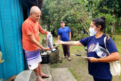 Ações de combate ao mosquito Aedes Aegypti aconteceram em comunidades isoladas do Litoral paranaense, nessa semana. O Mutirão Contra a Dengue, realizado em parceria pela Portos do Paraná e Terminal de Contêineres de Paranaguá (TCP), mobilizou moradores de São Miguel, Ponta do Ubá, Eufrasina, Amparo e Piaçaguera.  -  Paranaguá, 20/05/2021  -  Foto: Claudio Neves/Portos do Paraná