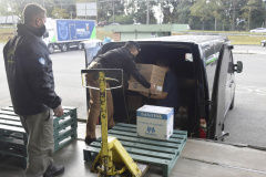 O Centro de Medicamentos do Paraná (Cemepar) enviou nesta sexta-feira (21) o maior quantitativo de insumos em um só dia desde o início do combate a Covid-19 no Estado. Ao todo, 1.114.257 unidades estão sendo enviadas para as 22 Regionais de Saúde.  -  Curitiba, 21/05/2021  -  Foto: Américo Antonio/SESA