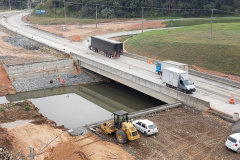 Transporte de vigas para obra na PR-092 afetará o trânsito entre Curitiba e Almirante Tamandaré. Foto::DER