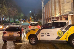 As equipes da Ação Integrada de Fiscalização Urbana (AIFU) abordaram um barracão na região central de Curitiba no fim da tarde desta quinta-feira (27) e flagraram aproximadamente 120 pessoas idosas em aglomeração em um bingo clandestino. A abordagem foi possível graças a uma denúncia que indiciou à Polícia Militar a atividade irregular e que desrespeita as medidas de prevenção ao coronavírus.  - Curitiba, 27/05/2021  -  Foto: PMPR/SESP-PR