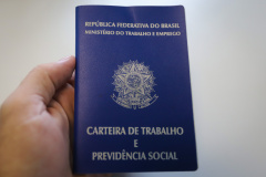 Devido ao aumento de casos da Covid-19 e ao novo decreto divulgado na última terça-feira (25), os atendimentos presenciais na Agência do Trabalhador Central da capital, vinculada à Secretaria da Justiça, Família e Trabalho do Paraná, estão suspensos, sendo que os interessados em vagas ofertadas devem buscar orientações entrando em contato pelo site http://www