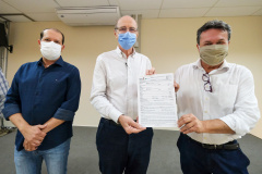 A Licença de Instalação da indústria esmagadora de soja foi entregus nesta sexta-feira (28) para a C.Vale, no município de Palotina, no Oeste do Estado. O novo empreendimento vai gerar cerca de 1500 empregos diretos e indiretos durante as obas de construção e 580 postos de trabalho após sua conclusão. - Foto: Imprensa C.Vale