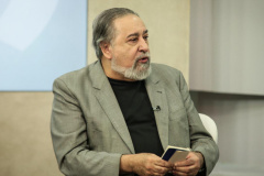 O Governo do Paraná lamenta a morte do jornalista Luiz Fábio Campana. Vítima de complicações da Covid-19, ele estava internado no Hospital Nossa Senhora das Graças, em Curitiba. Campana tinha 74 anos e deixa esposa, dois filhos e um neto.

Foto: Divulgação É-Paraná