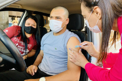 Em menos de três dias, 9,8 mil trabalhadores portuários paranaenses receberam a primeira dose da vacina contra o coronavírus, no Paraná. A vacinação, em tempo recorde, priorizou os funcionários que atuam a bordo dos navios, costado e faixa portuária. O número de doses superou total enviado pelo Ministério da Saúde e será necessário aguardar o envio de novo lote para que a vacinação seja retomada.  -  Foto: Claudio Neves/Portos do Paraná