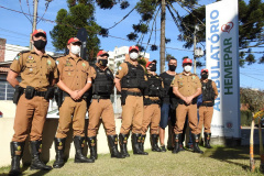 Policiais militares do Batalhão de Polícia Rodoviária (BPRv) organizaram, nesta quinta-feira (27/05), uma contribuição conjunta e voluntária da corporação para o banco de sangue do Centro de Hematologia e Hemoterapia do Paraná (Hemepar). A iniciativa, que faz parte da campanha do Maio Amarelo, tem como objetivo ajudar no abastecimento dos bancos de sangue da Capital e incentivar o cidadão a doar. - Curitiba, 01/06/2021  -  Foto: PBRv/SESP-PR