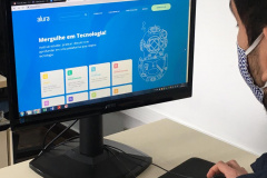 Os estudantes da Educação Integral da rede estadual estão, desde 1º de abril, participando das aulas de programação do EduTech. O programa, que oferece cursos de games, animação, ciência de dados e programação em diversas linguagens, foi agregado à matriz curricular nas instituições que oferecem essa modalidade de ensino.  -  Curitiba, 01/06/2021  -  Foto: SEED