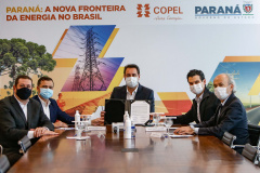 A Copel vai investir R$ 34,6 milhões em quatro projetos de Pesquisa e Desenvolvimento (P&D) na área de armazenamento de energia elétrica no Paraná. 
A ordem de serviço para o início das intervenções foi assinada nesta quarta-feira (02), no Palácio Iguaçu, pelo governador Carlos Massa Ratinho Junior, pelo diretor-presidente da Copel, Daniel Pimentel Slaviero e pelo diretor da Aneel, Sandoval de Araújo Feitosa Neto. Foto: Jonathan Campos/AEN