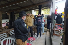 Pessoas aglomeradas em arena de esporte recebem multas de R$ 5 mil. Foto:SESP