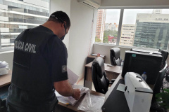 A Polícia Civil do Paraná (PCPR) prendeu quatro integrantes de uma organização criminosa que aplicava golpes utilizando uma incorporadora de fachada, em Curitiba. A ação aconteceu na manhã desta segunda-feira (7). Um homem também foi autuado em flagrante por posse de arma de fogo. -  Curitiba, 07/06/2021  -  Foto: PCPR