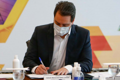Seis cooperativas paranaenses se reuniram e projetam investir R$ 3 bilhões na construção de uma fábrica de malte em Ponta Grossa, nos Campos Gerais. O empreendimento, que conta com apoio do programa de incentivos do Governo do Estado, foi confirmado nesta segunda-feira (7), em reunião virtual entre os representantes das cooperativas com o governador Carlos Massa Ratinho Junior e a prefeita Elizabeth Schmidt.

Foto: Jonathan Campos/AEN