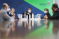 O governador Carlos Massa Ratinho Junior recebeu nesta quarta-feira (9) executivos da JBS, uma das maiores companhias de alimento e proteína animal do mundo, para dar continuidade às discussões sobre os investimentos da empresa no Estado. A reunião foi realizada no Palácio Iguaçu.

Foto: Jonathan Campos/AEN
