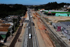 Terá início a partir do meio-dia desta sexta-feira (11) o transporte e colocação de sete vigas pré-moldadas de concreto para a ponte 1 sobre o Rio Barigui, na Pista Esquerda, da obra de duplicação da PR-092, a Rodovia dos Minérios, entre Curitiba e Almirante Tamandaré. Cada peça tem 40 metros de comprimento e pesa 73 toneladas. -  Foto: Ari Dias/AEN