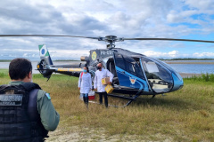 A 1ª Regional de Saúde de Paranaguá com apoio do Batalhão de Polícia Militar de Operações Aéreas (BPMOA), estiveram em duas regiões isoladas do município de Guaraqueçaba nesta sexta-feira (11) para vacinar a população ribeirinha contra a Covid-19. Ao todo, 80 pessoas foram vacinadas.  -  Paranaguá, 11/06/2021  -  Foto: SESA