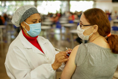 RU é local de vacinação de trabalhadores do ensino superior; vacinado hoje (14), vice-reitor estimula imunização  -  Foto: UEM