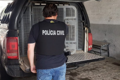 A Polícia Civil do Paraná (PCPR) prendeu 24 pessoas e cumpriu 56 mandados de busca e apreensão durante uma operação contra organização criminosa envolvida com o tráfico de drogas em Fazenda Rio Grande. A ação aconteceu na manhã desta terça-feira (15) e contou com o apoio da Polícia Militar do Paraná e Guarda Municipal. - Foto: PCPR