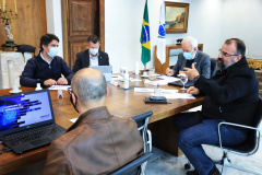 O Governo do Estado e o G7, grupo formado pelas principais entidades do setor produtivo paranaense, se reuniram nesta quarta-feira (16), por videoconferência, para discutir propostas conjuntas e mostrar o que já tem sido feito para incentivar a retomada econômica e apoiar os setores mais atingidos pela crise causada pela pandemia de Covid-19. 
. Foto: José Fernando Ogura/AEN