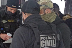 A Polícia Civil do Paraná (PCPR) prendeu três indivíduos envolvidos em tripla tentativa de homicídio ocorrida no dia 7 de março deste ano, no Sítio Cercado, em Curitiba. Os suspeitos foram capturados em cumprimento de mandado de prisão temporária, na manhã desta quinta-feira (17).  -  Curitiba, 17/06/2021  -  Foto: PCPR