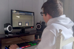 Aluno do EduTech desenvolve site de notícias sobre música.  Willian Mateus Uss (15), aluno do 1º ano do Ensino Médio do Colégio Estadual do Campo Professor Estanislau Wrublewski, no Distrito de Santana, em Cruz Machado. Ele está desenvolvendo um site de notícias sobre os lançamentos do mundo do funk — gênero musical de que mais gosta.  -  Curitiba, 18/06/2021  -  Foto: SEED