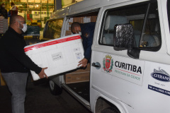 A Secretaria de Estado da Saúde (Sesa) enviou mais 34.710 vacinas contra a Covid-19 para o município de Curitiba nesta sexta-feira (18). Os imunizantes fazem parte da 25ª pauta de distribuição do Ministério da Saúde, recebida ainda nesta manhã. Ao todo são 28.380 doses da vacina Pfizer/BioNTech e 6.330 doses de CoronaVac/Butantan.  -  Curitiba, 18/06/2021  -  Foto: Américo Antonio/SESA