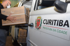 A Secretaria de Estado Saúde repassou para o município de Curitiba mais 30 mil seringas e agulhas de 3ml na manhã desta segunda-feira (21) para auxiliar na vacinação da capital. Esta é a segunda remessa, em menos dois dias. Ainda na ultima sexta-feira, o Governo já havia disponibilizado 30 mil conjuntos de seringas e agulhas de 1ml específicas para o imunizante da Pfizer/BioNtech.  -  Curitiba, 21/06/2021  -  Foto: Américo Antonio/SESA