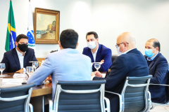 O governador Carlos Massa Ratinho Junior recebeu, nesta quarta-feira (23), uma comitiva formada por membros do Ministério da Infraestrutura, do Ministério da Economia e da Secretaria de Infraestrutura e Logística para discutir o projeto da Nova Ferroeste.  Foto: José Fernando Oura/AEN