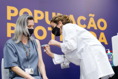 Mais de 4 milhões de paranaenses já receberam a primeira dose da vacina contra a Covid-19. Foram 4.007.506 aplicadas até esta quinta-feira (24), o que significa que 38,36% da população do Estado já iniciou sua imunização.  -  Curitiba, 24/06/2021  -  Foto: Rodrigo Félix Leal/Arquivo AEN