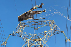 Balões e pipas são risco para a rede elétrica. No início de junho, uma linha de transmissão operada pela Copel em Bragança Paulista, no interior de São Paulo, foi desligada para retirada de um balão que colocava a rede em risco. O prejuízo pode chegar a R$ 3,9 milhões, valor equivalente à indisponibilidade da linha para o sistema. - Foto: Divulgação Copel