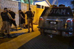 As equipes policiais militares da Capital e da Região Metropolitana reforçaram o policiamento ostensivo nesta quinta-feira (24/06) com a Operação Tático Móvel IV. O resultado foi de 480 pessoas abordadas, sendo do que 10 foram encaminhadas. Uma arma de fogo e porções de maconha, crack e cocaína foram apreendidas.  -  Curitiba, 24/06/2021  -  Foto: SESP-PR