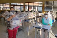 Os colégios estaduais realizam nesta sexta-feira (25) a sétima entrega de alimentos às famílias mais vulneráveis da comunidade escolar. Mais uma vez a distribuição é de produtos da agricultura familiar.  Foto SEED