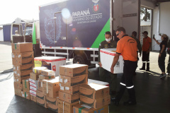 O Governo do Estado realizou mais uma força-tarefa para acelerar o envio de vacinas contra a Covid-19 e medicamentos do kit de intubação para todas as 22 Regionais de Saúde na tarde desta sexta-feira (25). Ao todo foram encaminhadas, por via aérea e terrestre, 307.180 vacinas e 116.083 medicamentos.  -  Curitiba, 25/06/2021  -  Foto: Américo Antonio/SESA