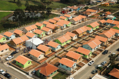 Construtoras interessadas em firmar parcerias com o Governo do Estado para a construção de casas populares podem se habilitar, a partir desta sexta-feira (2), no novo Chamamento Público do programa Casa Fácil Paraná. O edital está disponível no site da Cohapar e prevê a concessão de subsídios de R$ 15 mil por família em imóveis financiados pelo Governo Federal.  -  Foto: Rodrigo Félix Leal