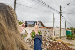 Quem está construindo e precisa pedir a ligação de energia elétrica agora tem uma opção para agilizar o processo de vistoria da entrada de serviço. A conferência, necessária para garantir a segurança das instalações, pode ser feita com base em fotos encaminhadas pelo cliente, junto com a solicitação.  - Curitiba, 08/07/2021  -  Foto: Valdenir Cavalheiro/Copel