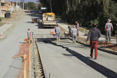 O secretário do Desenvolvimento Urbano e de Obras Públicas (SEDU), João Carlos Ortega, mais a diretora de Operações do Paranacidade, Camila Mileke Scucato, e o analista de desenvolvimento Municipal do Paranacidade, Luiz Antonio Xavier da Silveira, fizeram vistoria da obra de pavimentação com concreto, em execução no Município de Fazenda Rio Grande, na Região Metropolitana de Curitiba.  -  Curitiba,  - Fazenda Rio Grande, 08/07/2021  -  Foto: Gustavo Pontes