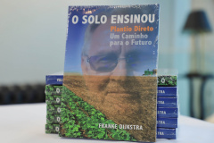 O Governo do Estado recebeu a doação de 500 cópias do livro O solo ensinou, plantio direto um caminho para o futuro. O material ficará à disposição do curso de Agronomia das universidades estaduais. Os exemplares foram entregues nesta segunda-feira (26) pelo autor da obra, o holandês Franke Dijkstra, ao governador em exercício Darci Piana, em cerimônia no Palácio Iguaçu.  -  Curitiba, 26/07/2021  -  Foto: José Fernando Ogura/AEN